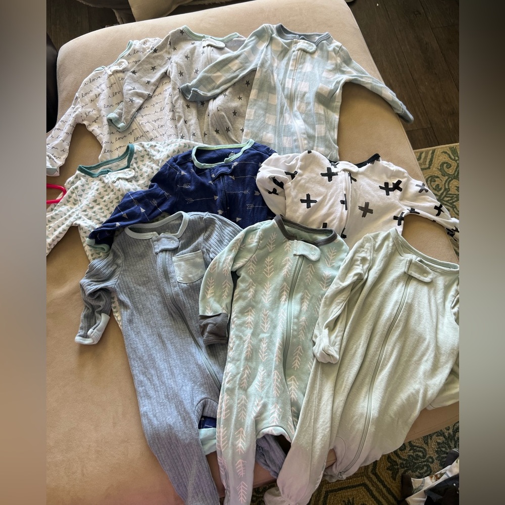 9 zippered footie pajamas size 3-6 months cloud island
